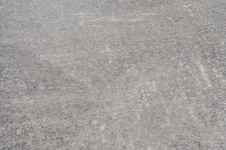 Kronospan 4298 UE Világos beton – közeli kép